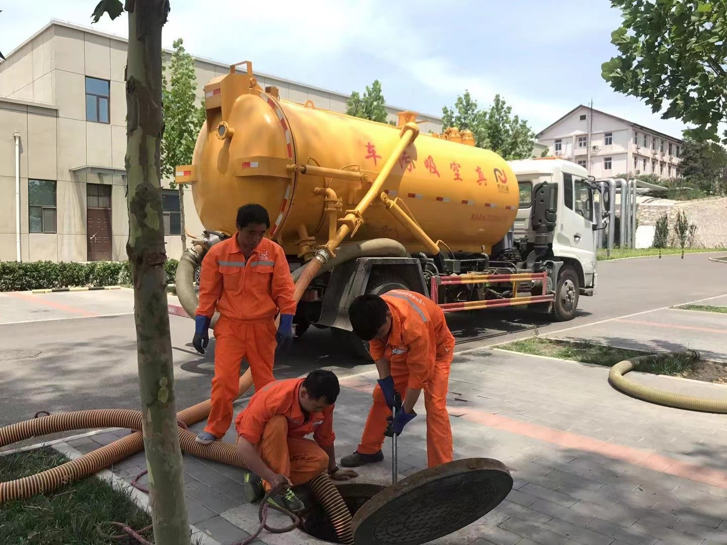 通海口镇化粪池清理与5-8吨吸粪车施工效率分析